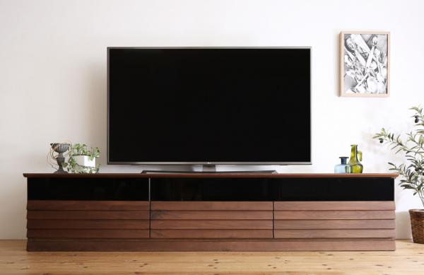 ルーバーデザインの天然木テレビボード