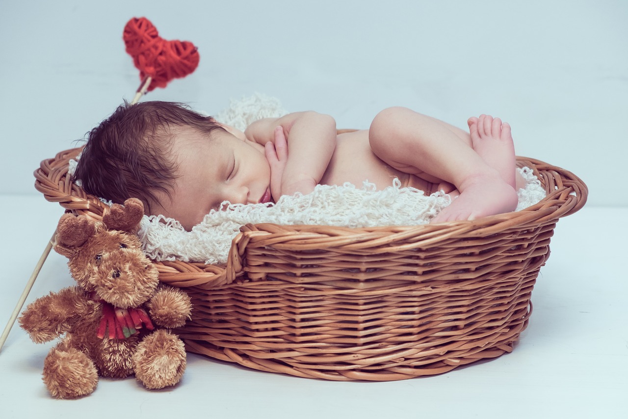 赤ちゃんと添い寝するのに最適なのはどっち？