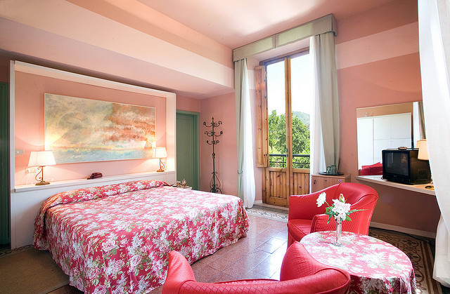 ピンク色の寝室