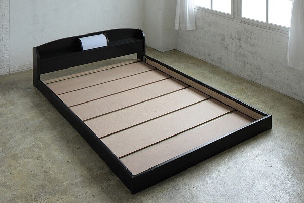 ベニヤの薄い板を並べるタイプの床板