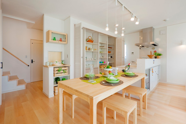 Photo by 住まいのフレスコ. See more scandinavian dining room designs